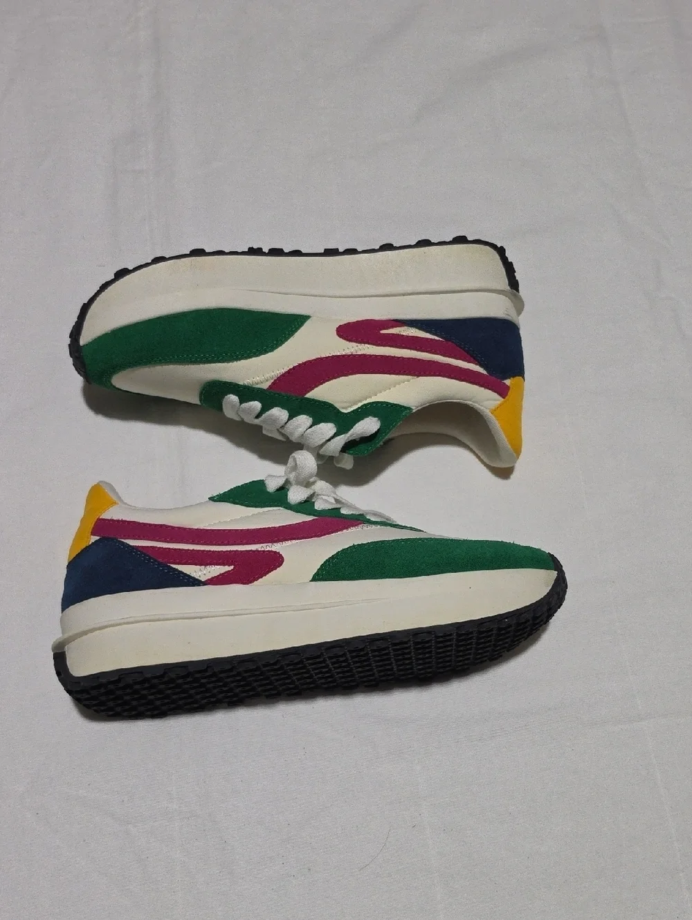 Steve Madden White Green Pink Yellow Accent Retro Runner Sneakers Sizw 9.5